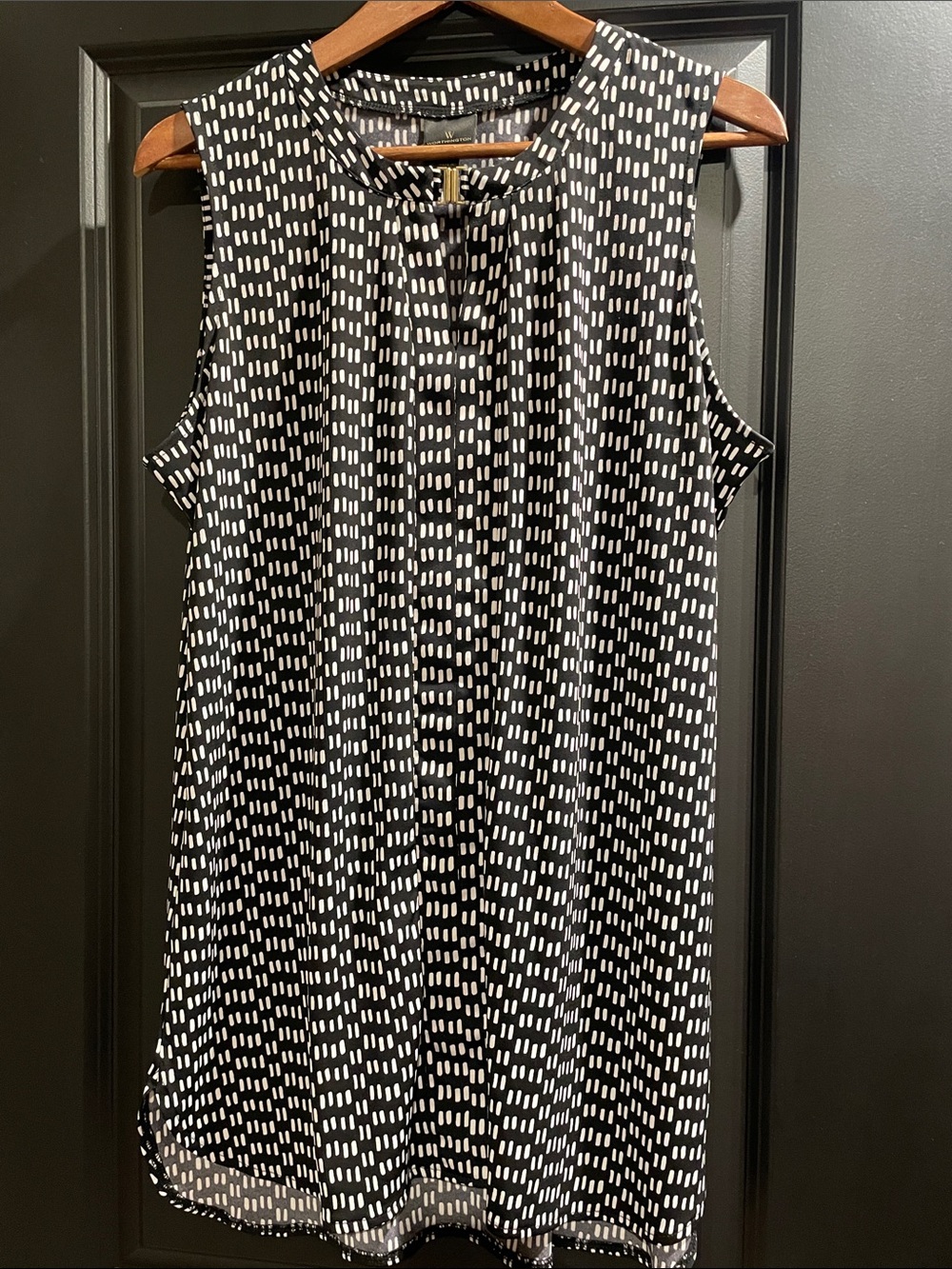 Keyhole sleeveless tunic top.